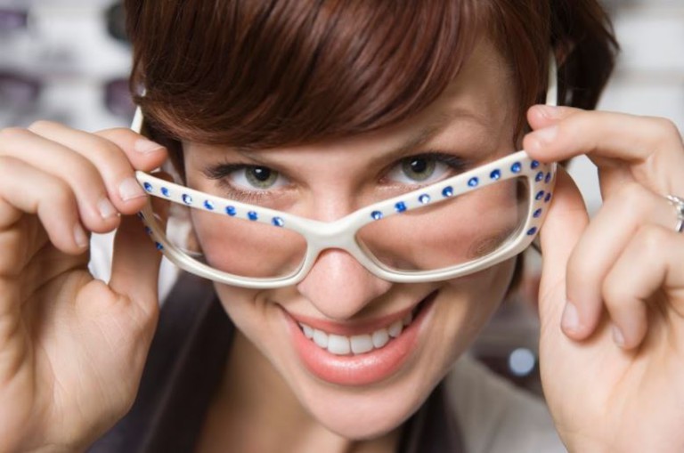 Ny teknik låter dig prova glasögonen online